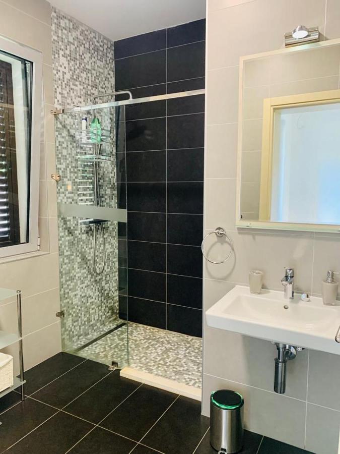 Lavender Bay Apartment F8 Donji Morinj Esterno foto