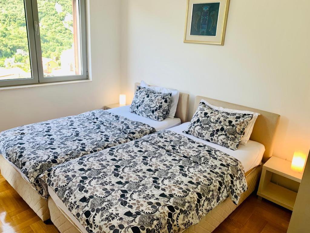 Lavender Bay Apartment F8 Donji Morinj Esterno foto
